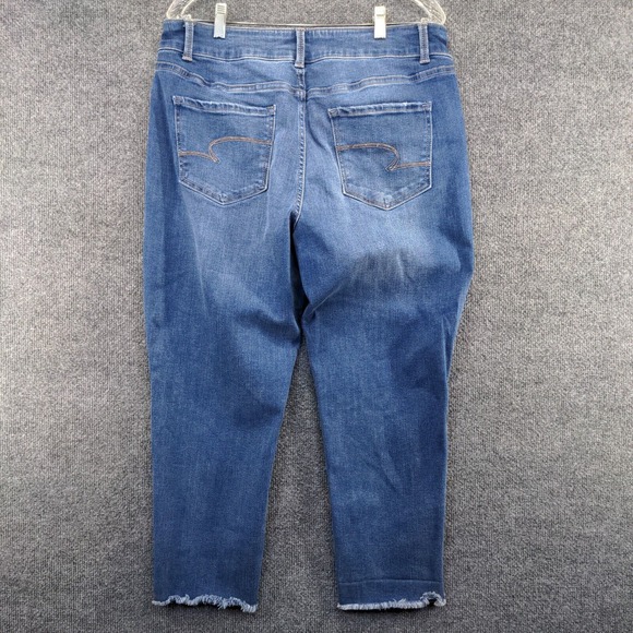 Time And Tru Women's Mid-Rise Cropped Jeans Blue Plus 16 Medium Wash Frayed - Picture 5 of 10